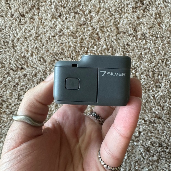 GoPro HERO7 Silver Camera & Accessory Kit - Picture 3 of 7